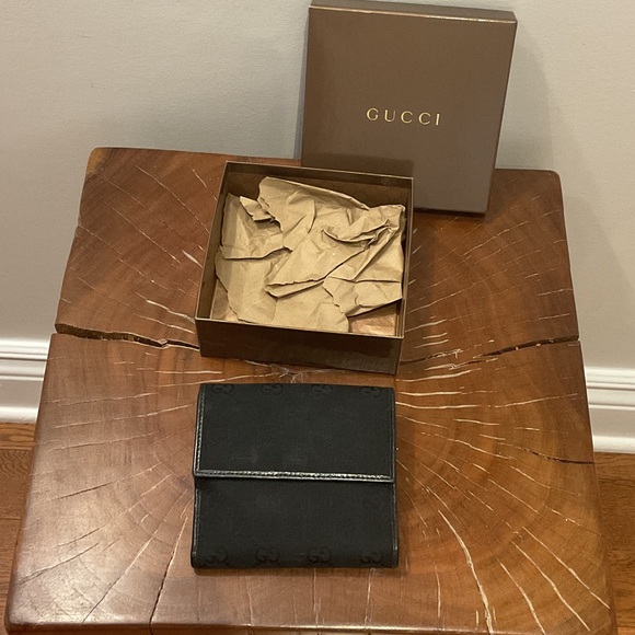 Unisex Gucci Black Wallet with Gold Hardware - Picture 6 of 6